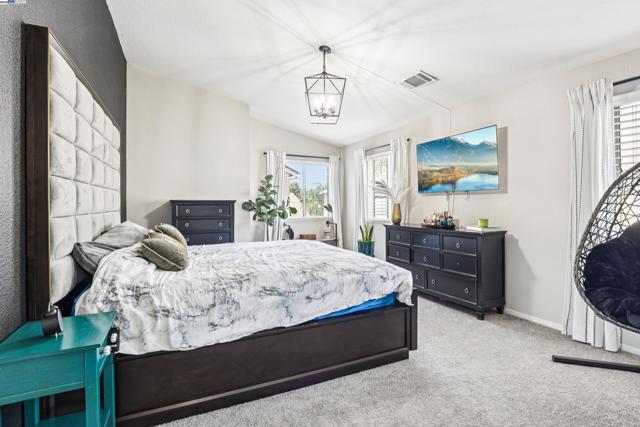 2084 Springbrook Ct, Oakley CA: https://media.crmls.org/mediaz/df519437-7b71-438c-a3f4-f4c5a320b00d.jpg