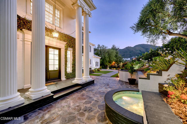 508 W Stafford Road, Thousand Oaks CA: https://media.crmls.org/mediaz/df521a67-2a52-4f31-ba44-841945193eec.jpg