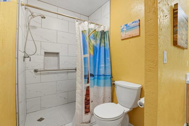 4470 Rolling Oaks Dr, Granite Bay CA: https://media.crmls.org/mediaz/df527245-0bbc-4bf7-ac1e-dcfd2e4ae588.jpg