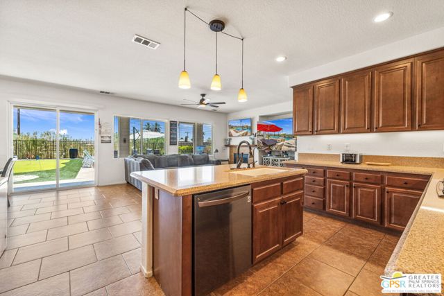 42776 Del Lago Court, Indio CA: https://media.crmls.org/mediaz/df5311e8-ad0c-4577-84a2-464563604e8e.jpg
