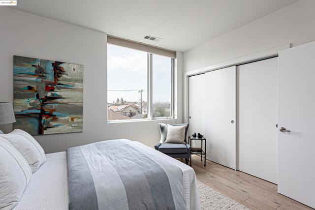 861 W Grand Ave, Oakland CA: https://media.crmls.org/mediaz/df547ee3-0402-4a08-895b-18ca08a5cd0f.jpg