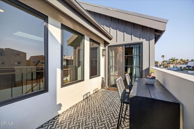 3256 Ocean Drive, Oxnard CA: https://media.crmls.org/mediaz/df54d5a4-e34e-4616-84c8-036abfb1e5ec.jpg