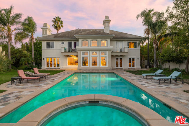 19016 Devonport Lane, Tarzana CA: https://media.crmls.org/mediaz/df55787a-8bea-43ff-871f-84dacf829fc4.jpg