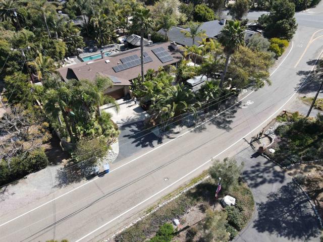 1153 Crest Dr, Encinitas CA: https://media.crmls.org/mediaz/df55825b-908b-4375-860c-92b650c75eff.jpg