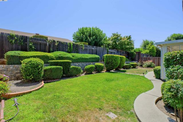 156 Dogwood Pl, San Ramon CA: https://media.crmls.org/mediaz/df5593c7-61a7-429f-9be3-181f128f0f73.jpg