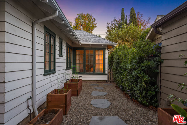 601 S Hudson Avenue, Pasadena CA: https://media.crmls.org/mediaz/df562a20-09b7-46c3-a0d3-f1ac8a500e43.jpg