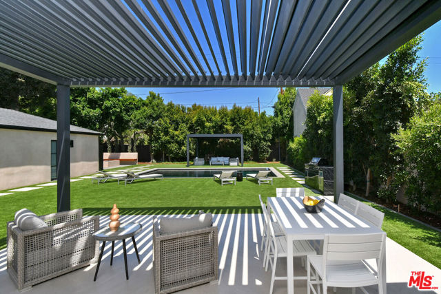 112 S Valley Street, Toluca Lake CA: https://media.crmls.org/mediaz/df56382d-14fa-47b4-ab3f-87f7fda13dd2.jpg