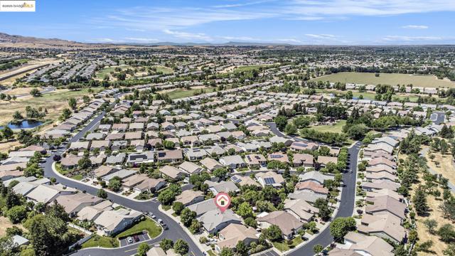 1012 Centennial Drive, Brentwood CA: https://media.crmls.org/mediaz/df56670d-82cb-4d5b-b9a9-96880390d508.jpg