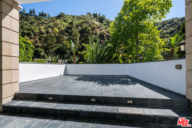 1600 Benedict Canyon Drive, Beverly Hills CA: https://media.crmls.org/mediaz/df569a9d-7db8-4cd5-86aa-123882a76b31.jpg