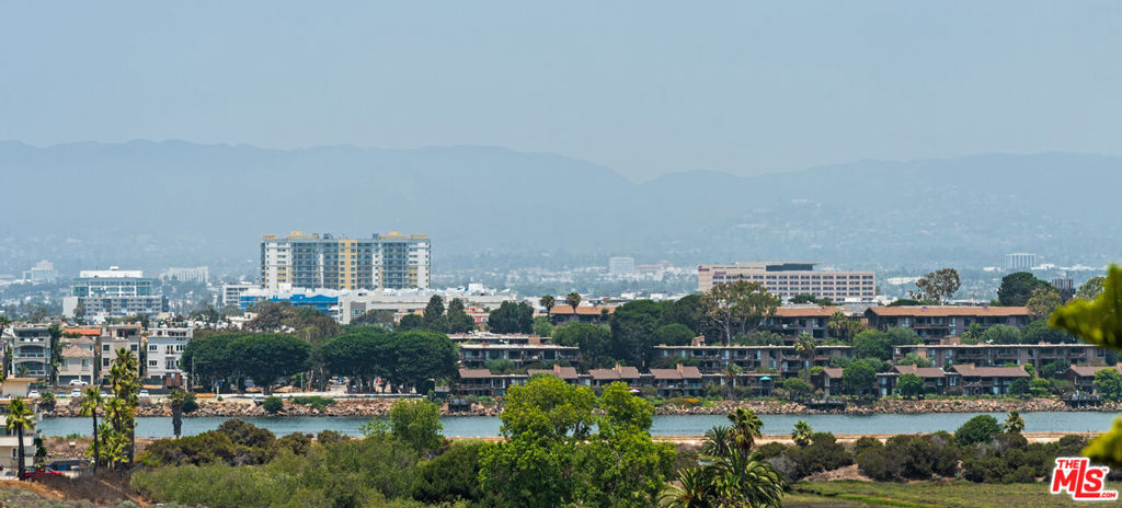 https://media.crmls.org/mediaz/df57d01c-95e1-4b85-ab4b-a5b67b1b4a19.jpg?preset=X-Large