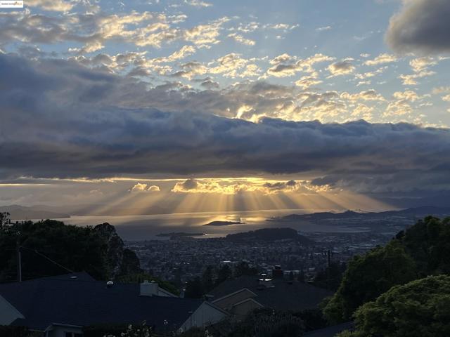1310 Grizzly Peak Blvd, Berkeley CA: https://media.crmls.org/mediaz/df583d49-900e-407f-9e09-715b94fb5be3.jpg