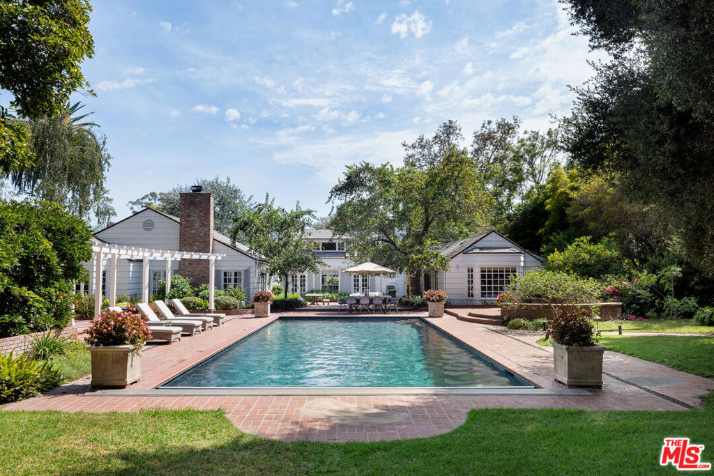 Backyard, Guest House & Pool