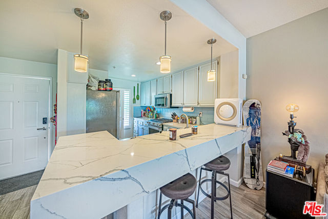 415 Townsquare Lane, Huntington Beach CA: https://media.crmls.org/mediaz/df587299-1d4e-4980-bea2-efeec3bd94d2.jpg