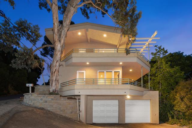 405 W Nutmeg St, San Diego CA: https://media.crmls.org/mediaz/df58814d-5d1f-46a8-899a-e601c473f7a9.jpg