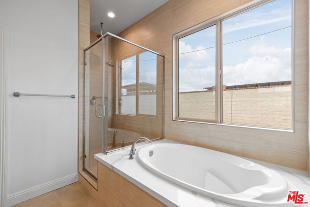 3719 Pathway Court, Bakersfield CA: https://media.crmls.org/mediaz/df5a3f5e-616b-48b4-a621-1b4e362b5932.jpg