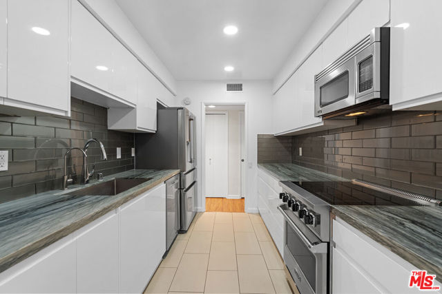 818 S Lucerne Boulevard, Los Angeles CA: https://media.crmls.org/mediaz/df5ac133-aa18-4e53-919a-ffa44799f0da.jpg