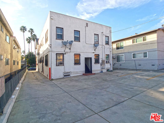 336 S Wilton Place, Los Angeles CA: https://media.crmls.org/mediaz/df5adac2-1a28-42eb-a824-9ec0b1fbe183.jpg