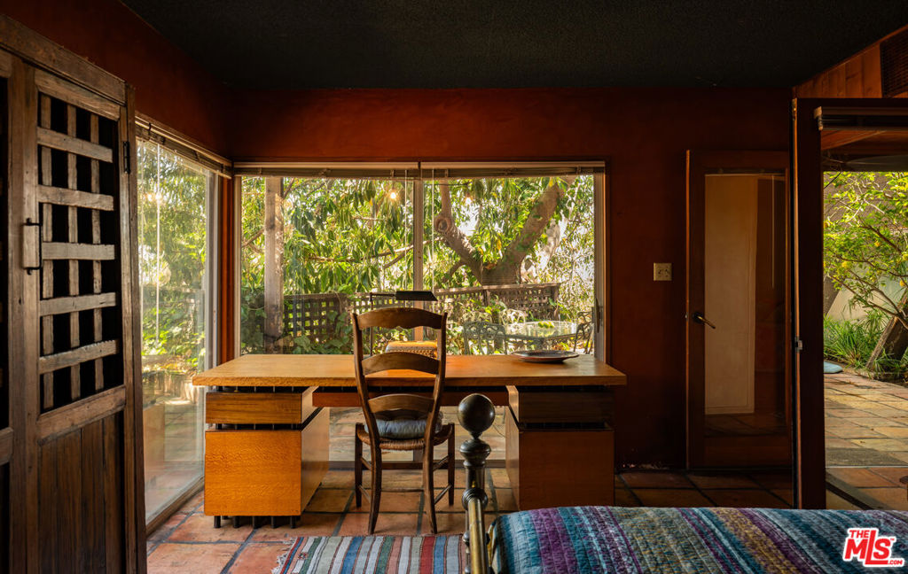 https://media.crmls.org/mediaz/df5c2aef-c3b3-41cc-8381-c85427a54163.jpg?preset=X-Large