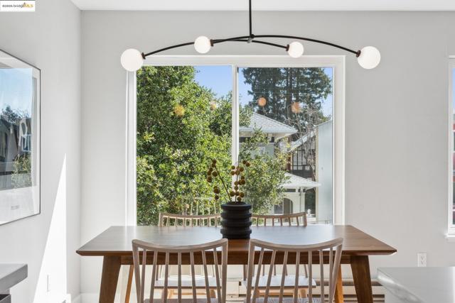 424 Staten Ave, Oakland CA: https://media.crmls.org/mediaz/df5ce8e2-fea6-4b91-a0ab-be162f7d734f.jpg