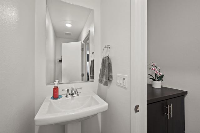5506 Sandcliff Ln, San Diego CA: https://media.crmls.org/mediaz/df5cea0c-c8f6-495b-989c-86e3cf22df8e.jpg