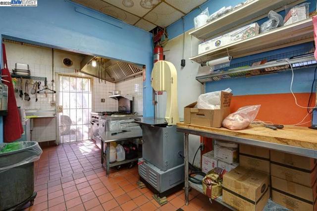 34595 Alvarado-Niles Blvd, Union City CA: https://media.crmls.org/mediaz/df5d3812-085a-4153-a16a-6c23165d00c1.jpg