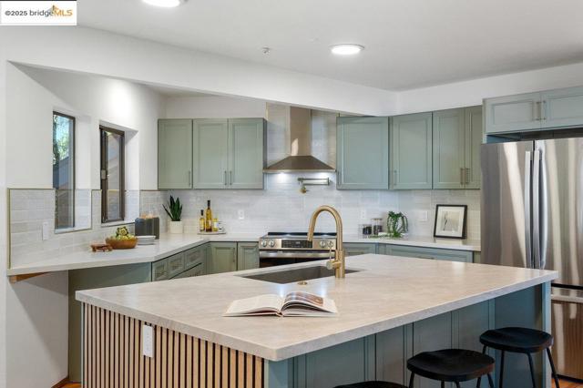 2112 Manzanita Dr, Oakland CA: https://media.crmls.org/mediaz/df5ddbc9-c068-4c8b-8531-cca476e0f010.jpg