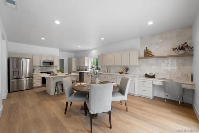 1052 Via Vera Cruz, San Marcos CA: https://media.crmls.org/mediaz/df5de841-2304-460d-9477-28801dc25ec4.jpg