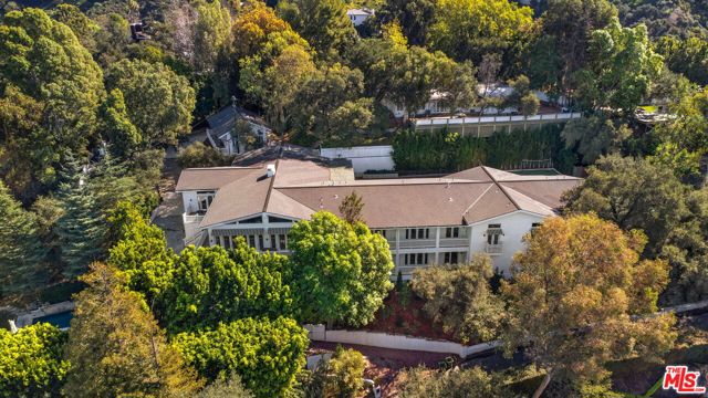 9669 Oak Pass Road, Beverly Hills CA: https://media.crmls.org/mediaz/df5e5ab1-93e0-4764-8697-cdaa2f38fb56.jpg