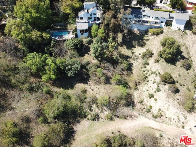 3905 N Hopevale Drive, Sherman Oaks CA: https://media.crmls.org/mediaz/df5ed1fa-624f-4960-8172-0be733c144ea.jpg