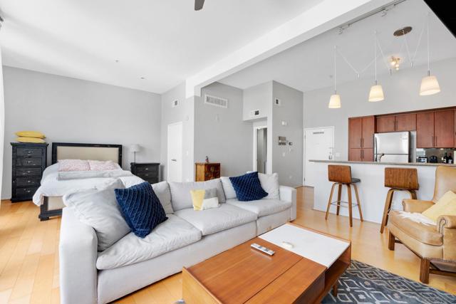 120 Island, San Diego CA: https://media.crmls.org/mediaz/df617286-37da-44c0-b669-73658042e86e.jpg