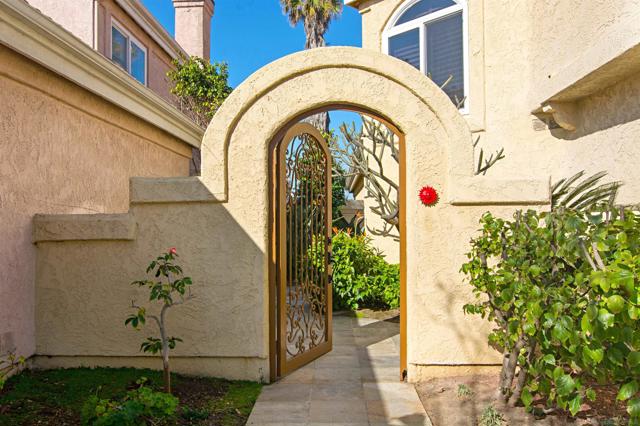 20 S Cays Ct, Coronado CA: https://media.crmls.org/mediaz/df619890-1882-4d4a-bd6d-027ae377d018.jpg