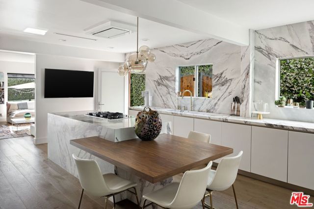 517 N Laurel Avenue, Los Angeles CA: https://media.crmls.org/mediaz/df61ca33-1e1f-44d6-b00a-ea402236647d.jpg