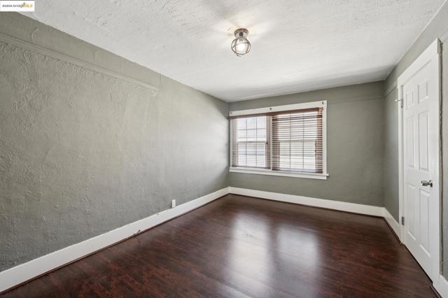 1063 32Nd St, Oakland CA: https://media.crmls.org/mediaz/df62c98c-ea0e-4d62-8c23-e50a779ce32b.jpg