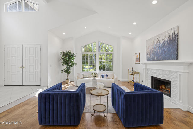287 Golden Fern Court, Simi Valley CA: https://media.crmls.org/mediaz/df632d92-26ff-4015-ac5a-9013e1f9e907.jpg