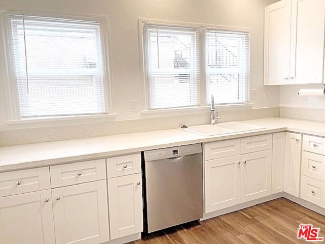 25 Falcon Avenue, Long Beach CA: https://media.crmls.org/mediaz/df636515-4465-404b-beae-b28178f5dbca.jpg