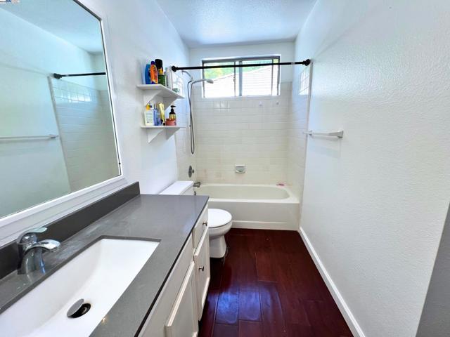 85 Phillips Ct, Tracy CA: https://media.crmls.org/mediaz/df64310d-93a1-467f-9e30-3b8d133baf2f.jpg