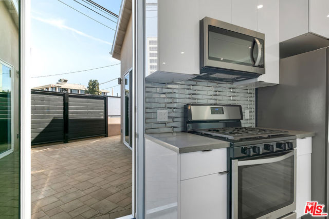 21037 Costanso St, Woodland Hills CA: https://media.crmls.org/mediaz/df646176-f8f7-45a1-a6ea-3fbd00f5e0c3.jpg