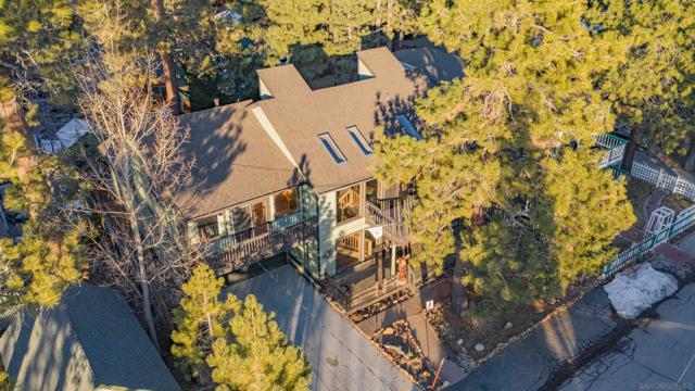 39470 Lake Dr, Big Bear CA: https://media.crmls.org/mediaz/df650b86-0813-4316-aadf-a0a370f0b3de.jpg