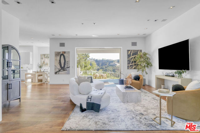 1116 Linda Flora Drive, Los Angeles CA: https://media.crmls.org/mediaz/df666ecc-1e87-421c-8097-0203361c649e.jpg