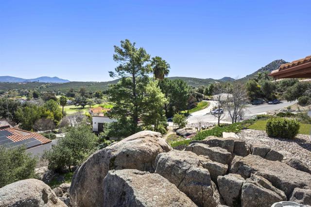 15519 Calistoga Dr., Ramona CA: https://media.crmls.org/mediaz/df671b32-acf9-43b3-97a1-56f377c0e4e1.jpg