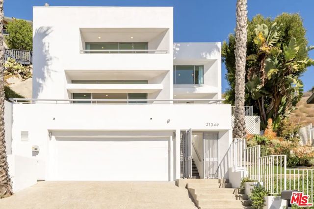 21349 Rambla Vista, Malibu CA: https://media.crmls.org/mediaz/df671ded-a443-4b5b-bdbc-df3898ec7ab7.jpg