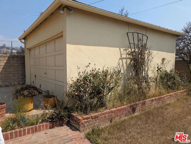950 Galloway Street, Pacific Palisades CA: https://media.crmls.org/mediaz/df684de1-6a43-449a-940f-74926ee45390.jpg