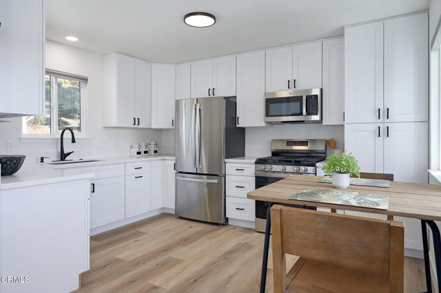 Detail Gallery Image 4 of 28 For 97 Everett St #B,  Moorpark,  CA 93021 - 1 Beds | 1 Baths