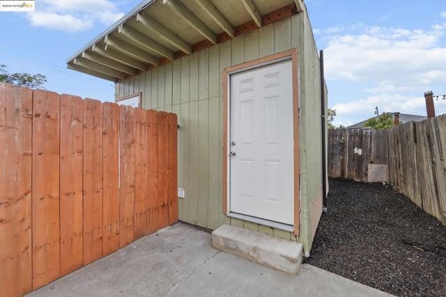 1311 87Th Ave, Oakland CA: https://media.crmls.org/mediaz/df68d712-056a-4c88-b072-fffa928f5bdb.jpg