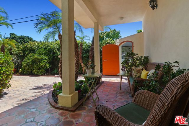 2702 11th Street, Santa Monica CA: https://media.crmls.org/mediaz/df68fc4a-763f-49e2-ace9-f30c6be1ccb3.jpg