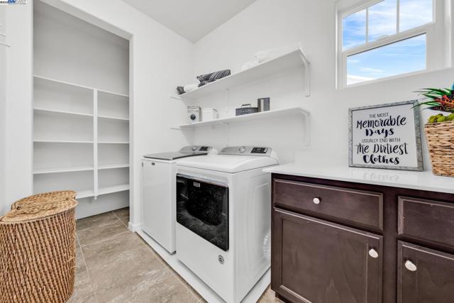 2305 Augusta Ave, Tracy CA: https://media.crmls.org/mediaz/df6985f0-3c85-4eec-9118-e21deb07507d.jpg