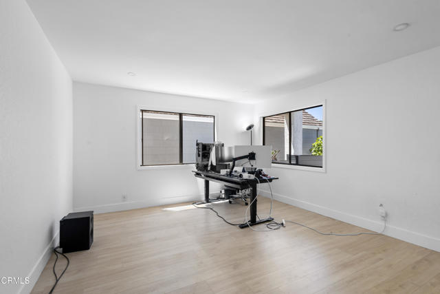 3960 W Hemlock Street, Oxnard CA: https://media.crmls.org/mediaz/df69903f-9ad6-43c0-8346-0f063f2c9c6a.jpg