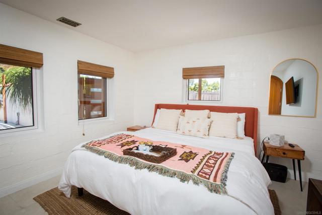 1047 Highland Dr, Del Mar CA: https://media.crmls.org/mediaz/df69a418-a3b5-4e9a-bb2f-1bfd1ac03134.jpg
