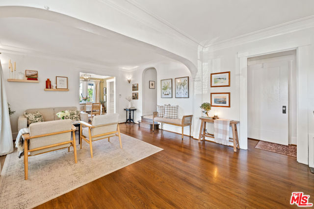 424 S Columbus Avenue, Glendale CA: https://media.crmls.org/mediaz/df69b264-efb1-46fa-ae5a-e17525540bb4.jpg