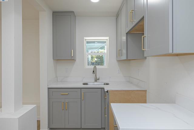 4015 SAN JUAN ST, Oakland CA: https://media.crmls.org/mediaz/df6b3e66-a449-4d17-bc38-9f2298eb7f0c.jpg